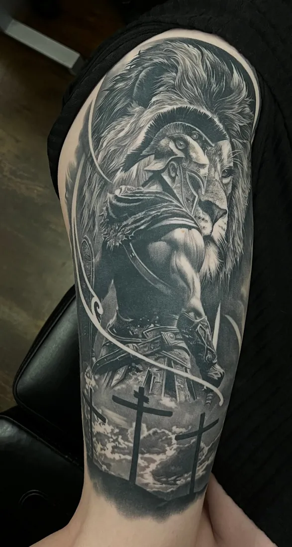 Löwe mit Krieger als Oberarm-Sleeve