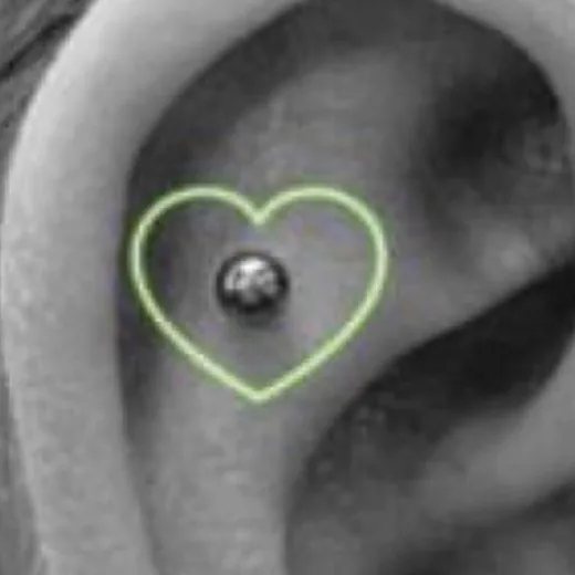 Flat-Piercing im Ohr