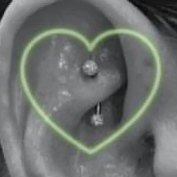 Rook-Piercing im Ohr