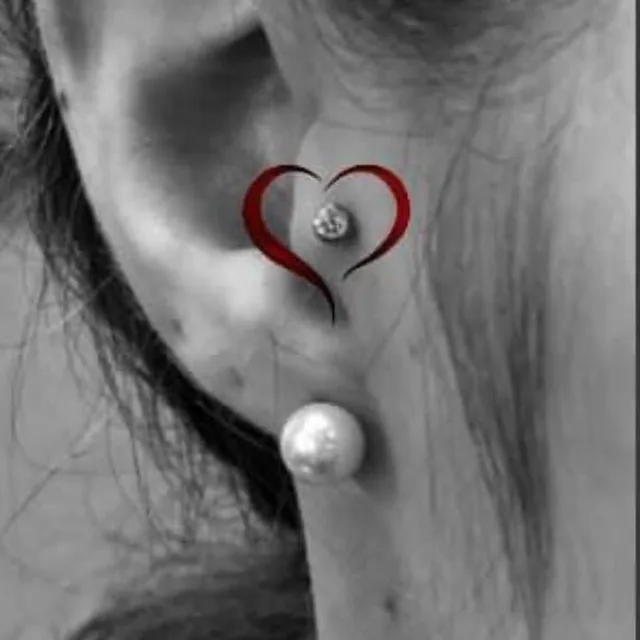 Tragus-Piercing im Ohr