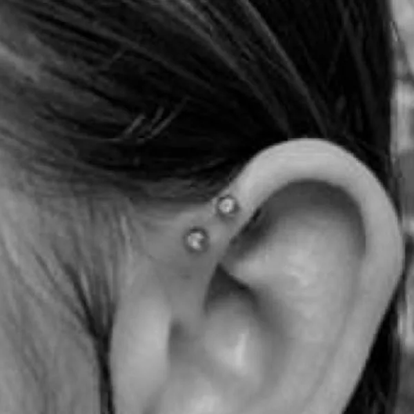 Forward-Helix-Piercing im Ohr